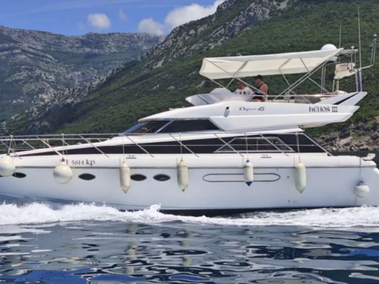 Bareboat Rental Motorboat Dyna with a boat licence