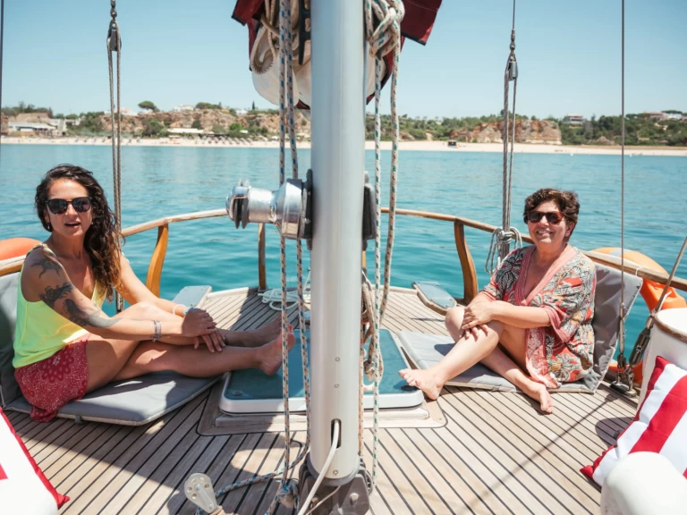 Boat rental endurance 43 in Portimão on Samboat