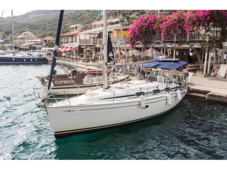 Sailboat for rent Nikiána at the best price