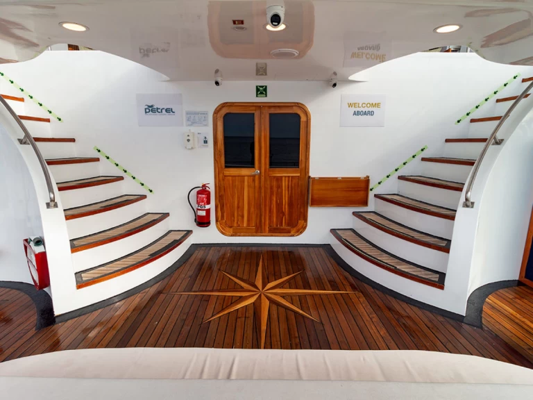 Luxury Yacht for rent Puerto Baquerizo Moreno at the best price