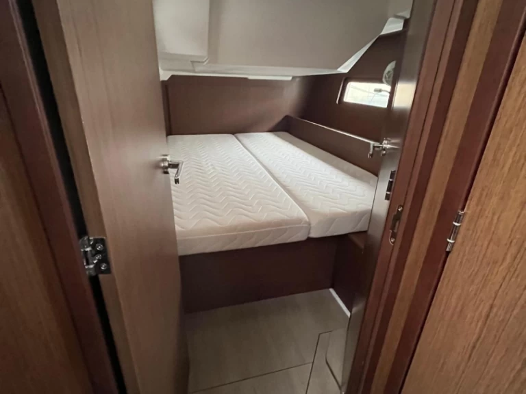 Yacht charter Furnari cheap Oceanis 46.1