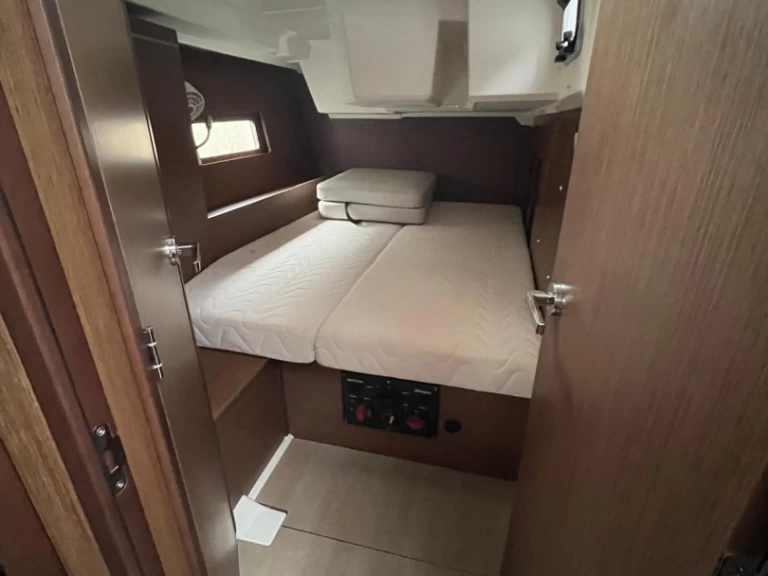 Sailboat rental with or without captain Bénéteau Furnari