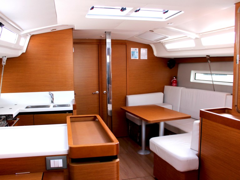 Sailboat rental with or without captain Jeanneau Lefkáda