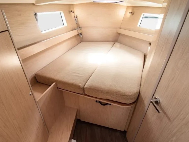 Sailboat rental with or without captain Bénéteau Nikiána