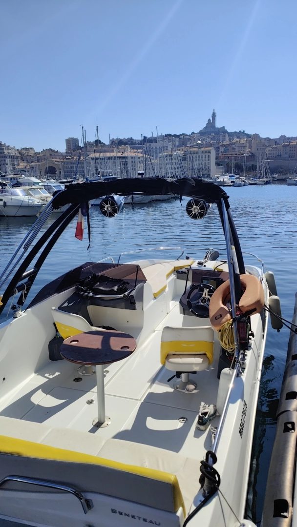 Bareboat Rental Motorboat Bénéteau with a boat licence