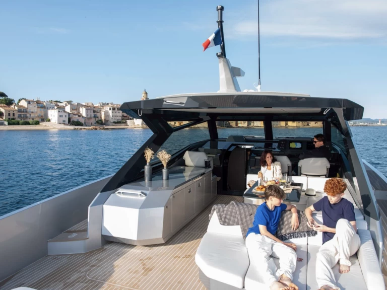 Luxury Yacht for rent Sag Harbor at the best price