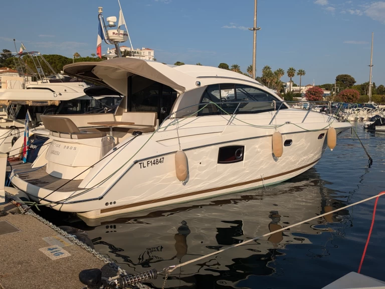 Yacht charter Juan-les-Pins cheap Prestige 390 S