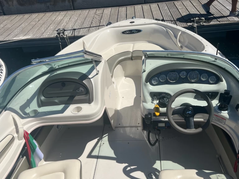 Bareboat Rental Motorboat Sea Ray with a boat licence
