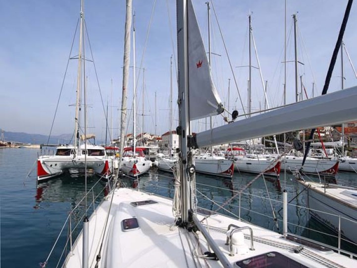 Sailboat for rent Jezera at the best price