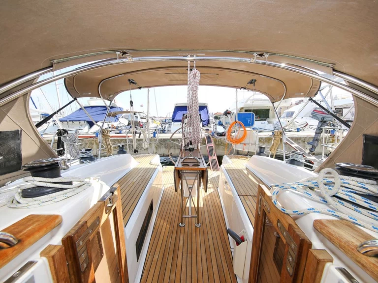 Sailboat for rent Jezera at the best price