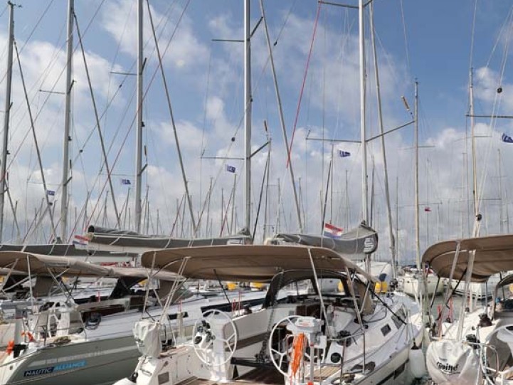 Rent a Bavaria Cruiser 41S Murter-Kornati