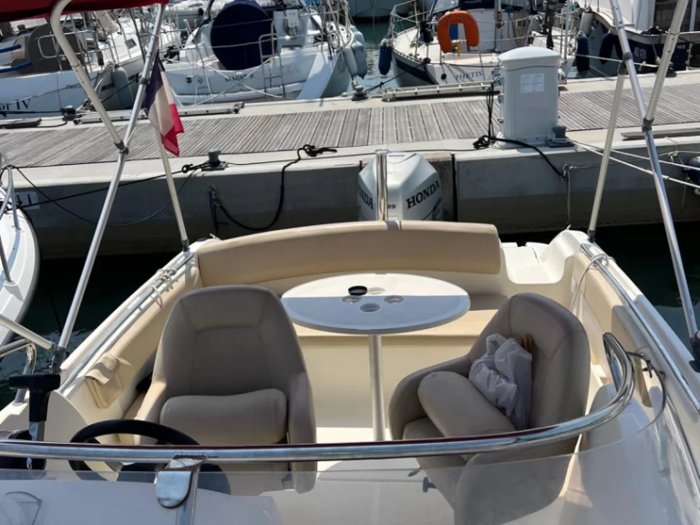 Motorboat rental with or without captain Jeanneau Les Issambres