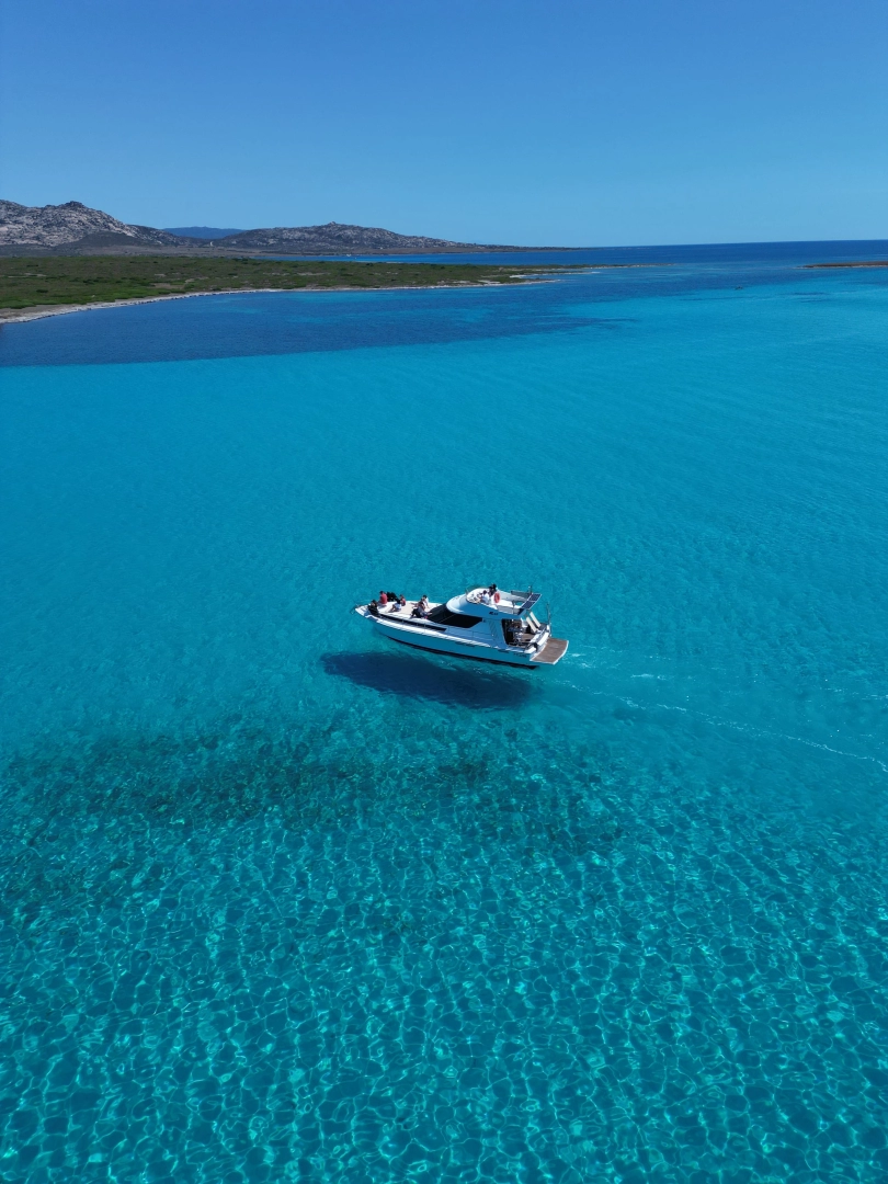 Bareboat Rental Motorboat Azimut with a boat licence