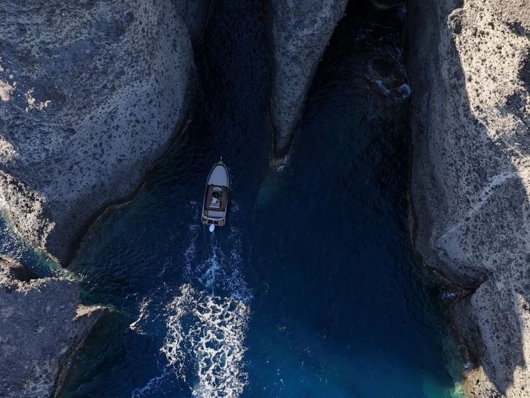 Yacht charter Fira cheap Black Edition