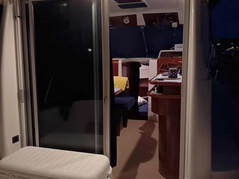 Bareboat Rental Motorboat Bénéteau with a boat licence