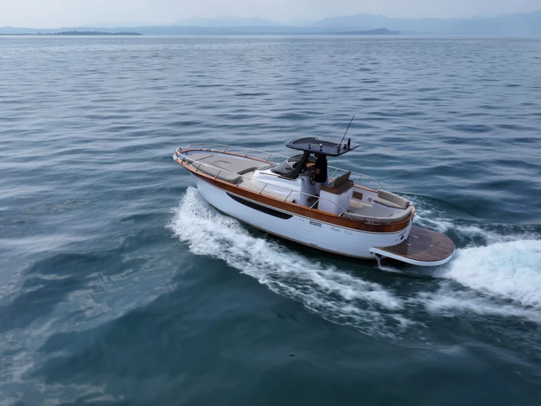 Motorboat for rent Peschiera del Garda at the best price