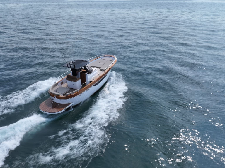 Mimi 9.5 wa charter bareboat or captained in  Peschiera del Garda