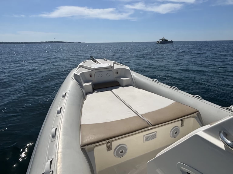 Yacht charter Cannes cheap Lomac 850 IN