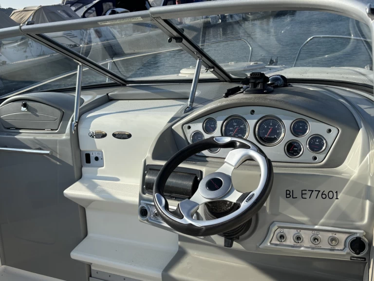 Bareboat Rental Motorboat Bayliner with a boat licence