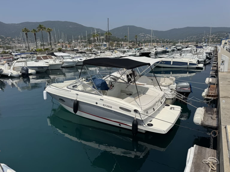 Bareboat Rental Motorboat Bayliner with a boat licence