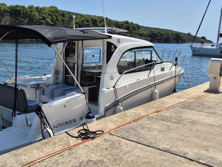Motorboat rental with or without captain Bénéteau Borik Marina