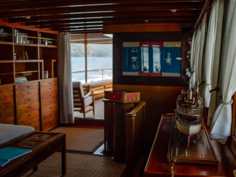  OVER THE RAINBOW OF LONDON charter bareboat or captained in  French Riviera