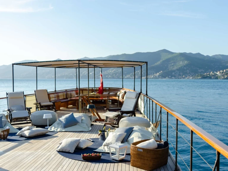 Yacht charter Cannes cheap OVER THE RAINBOW OF LONDON