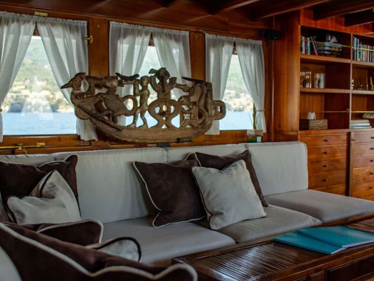  OVER THE RAINBOW OF LONDON charter bareboat or captained in  French Riviera