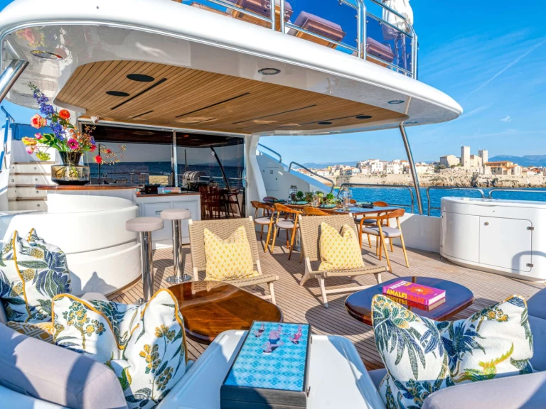 Yacht charter Villeneuve-Loubet cheap New Star