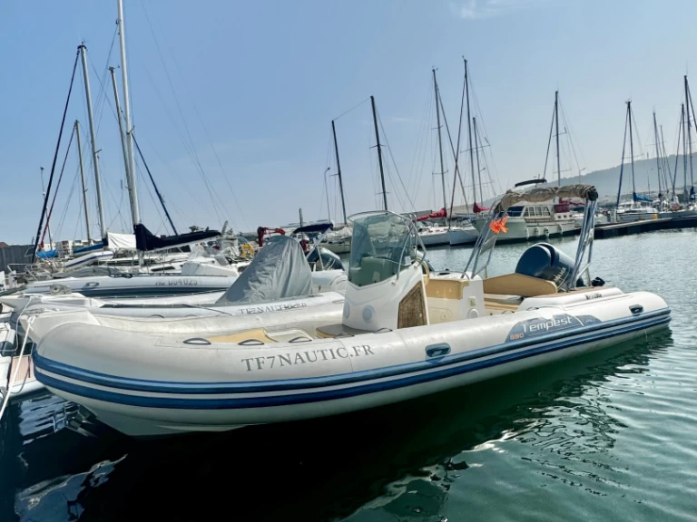 Bareboat Rental RIB Capelli with a boat licence