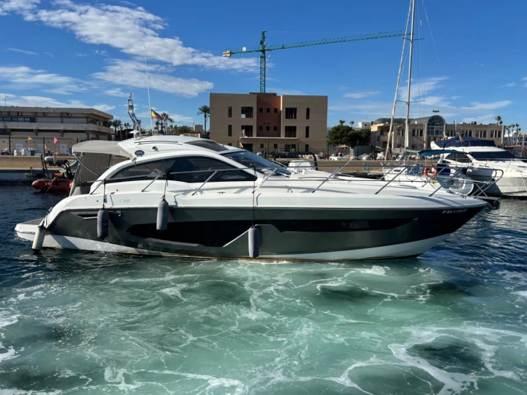 Bareboat Rental Motorboat Sessa Marine with a boat licence