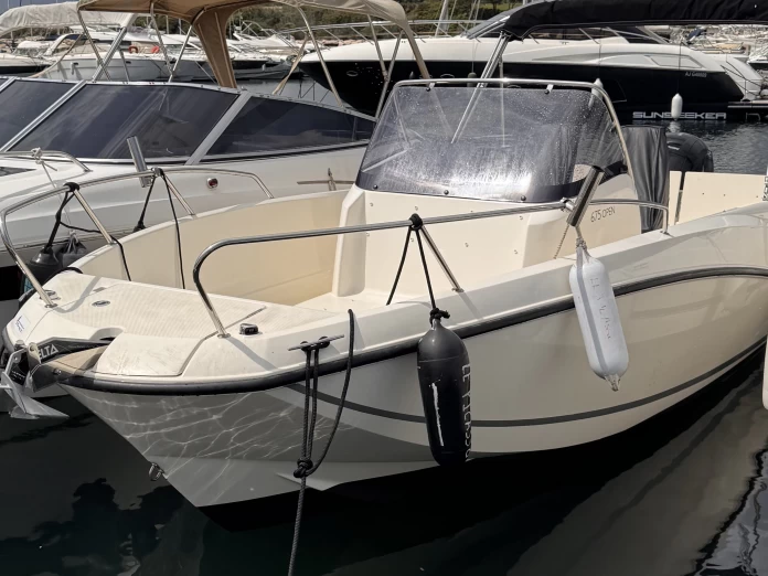 Yacht charter Six-Fours-les-Plages cheap Quicksilver 675 Open Activ