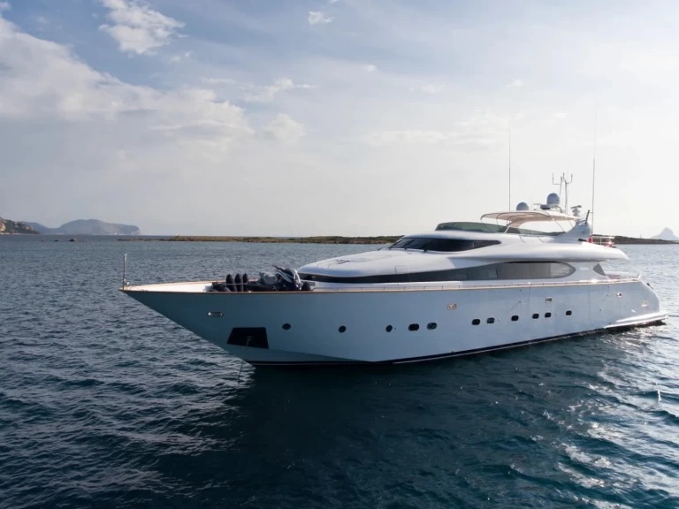 Luxury Yacht rental in Poltu Quatu - Fipa Italiana Yachts Maiora 32 DP Fly