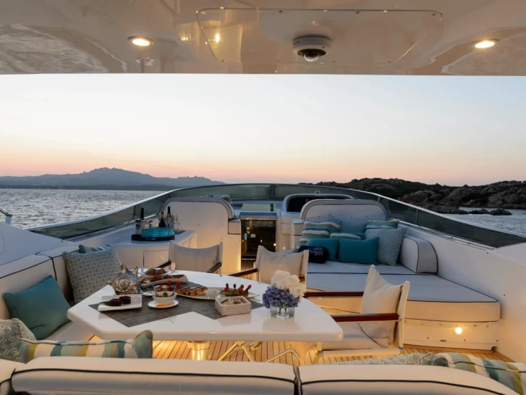 Luxury Yacht for rent Poltu Quatu at the best price