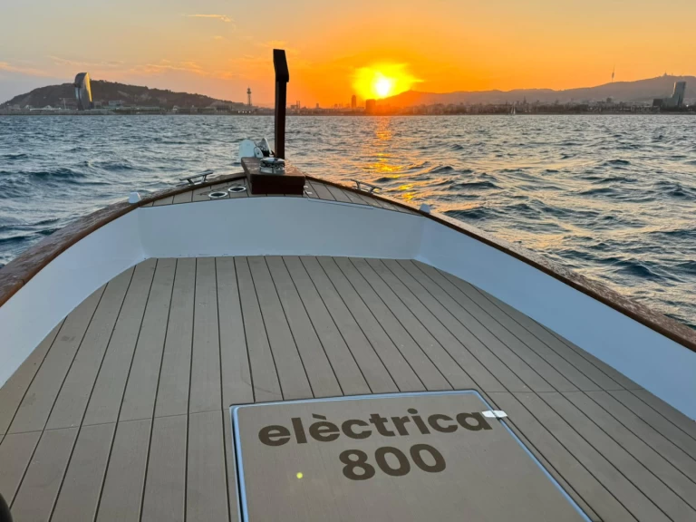 Electric Inside Boats 800 in Marina de Palamós on SamBoat