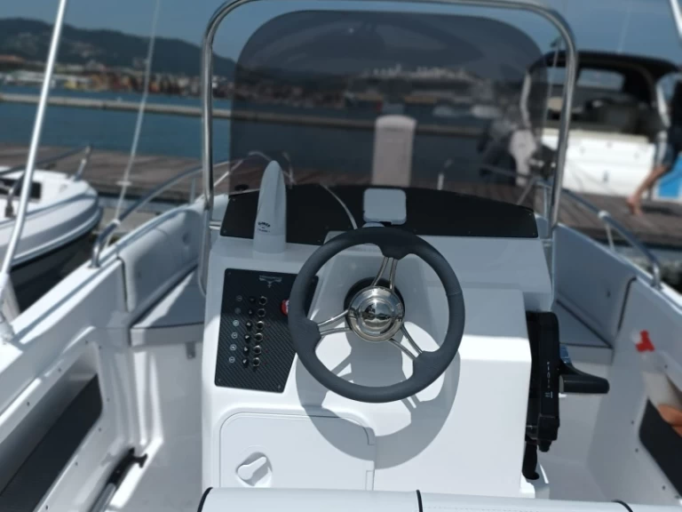 Bareboat Rental Motorboat Trimarchi with a boat licence