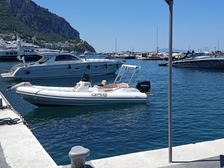 Boat rental Oromarine Oromarine S-78 in Naples on Samboat