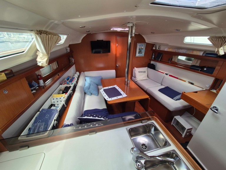 Bénéteau Oceanis 37 in Hjellestad on SamBoat