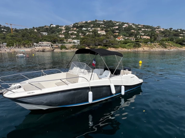 Yacht charter Saint-Aygulf cheap Activ 675 Open