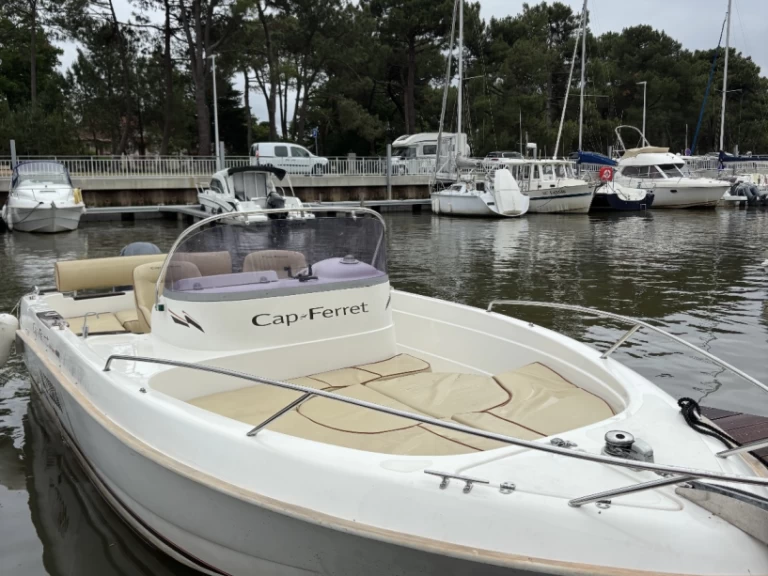 Motorboat for rent Grand Piquey at the best price