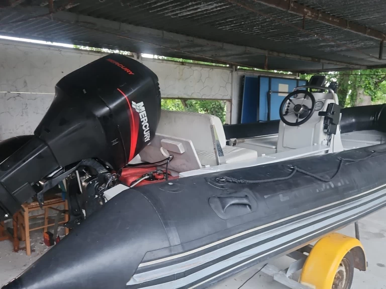 Rent a Bombard Explorer 550 Ronce-les-Bains