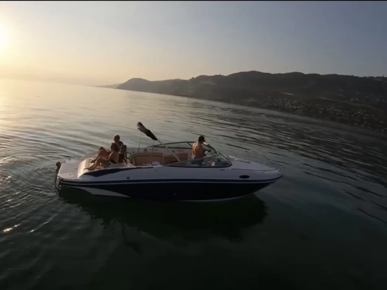Boat rental Rinker 246 Cabin in Vevey on Samboat