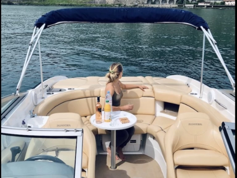 Bareboat Rental Motorboat Rinker with a boat licence