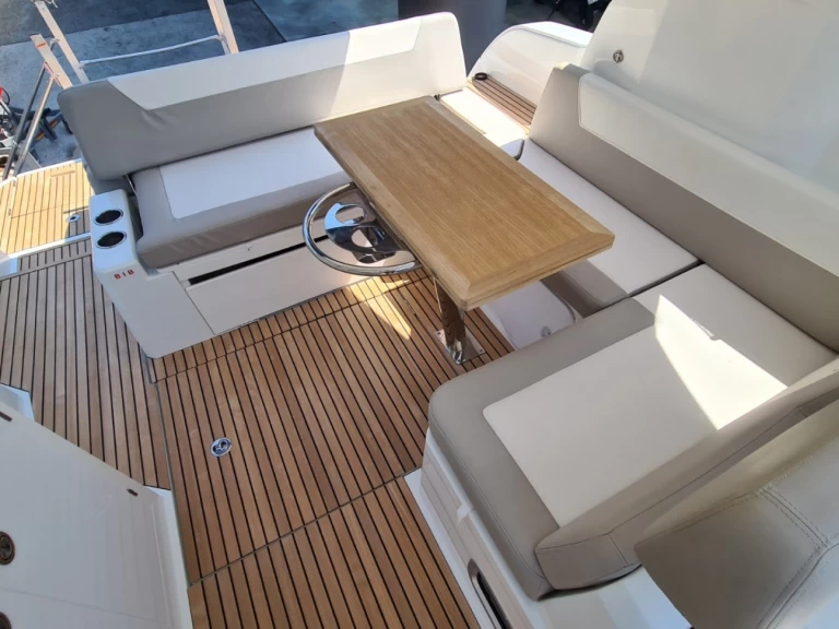 Bareboat Rental Motorboat Bénéteau with a boat licence