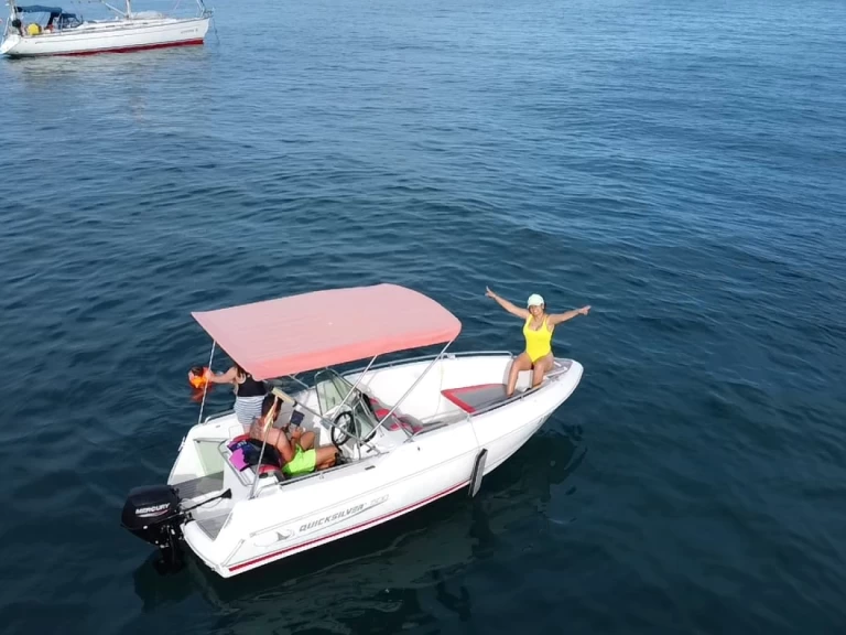 Bareboat Rental Motorboat Quicksilver with a boat licence