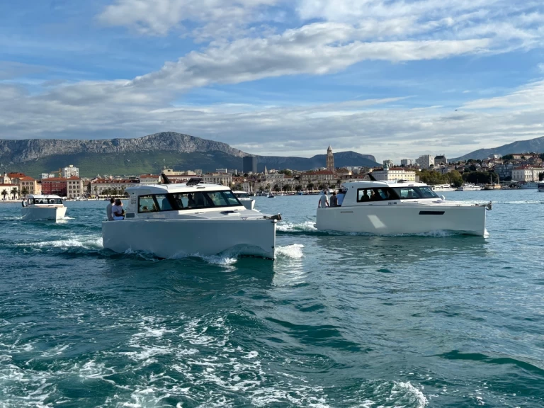 Bareboat Rental Luxury Yacht Aliskaf37  with a boat licence