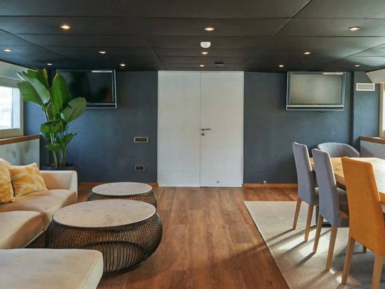 Luxury Yacht rental in Ibiza Town - Explorer 92