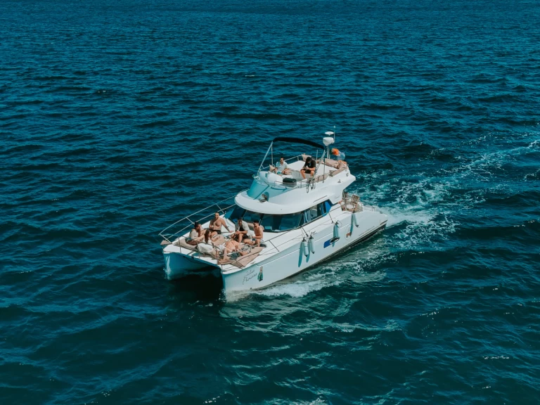 Motorboat rental in Lisbon - Fountaine Pajot Highland 35
