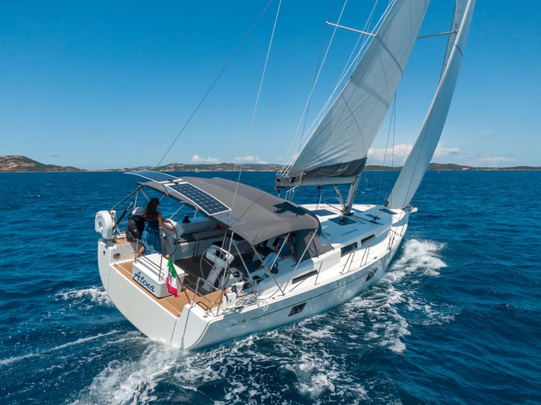 Sailboat for rent Cannigione at the best price