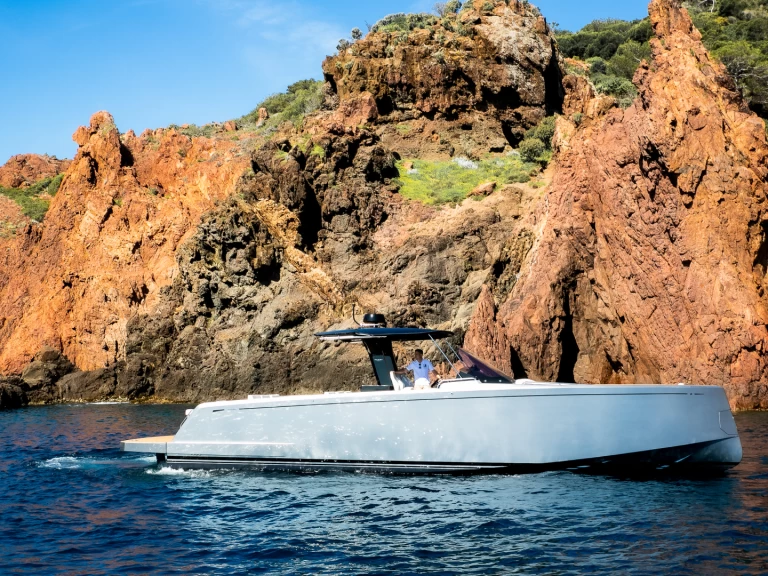 Motorboat for rent Cannes at the best price